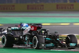 Szaúdi Nagydíj: Hamilton nyert Verstappen előtt, holtverseny az összetett élén