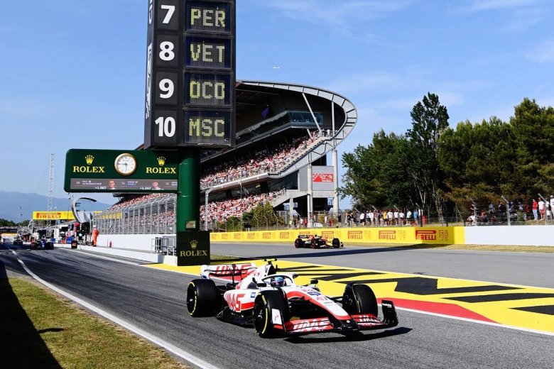 Leclerc az élről indul, Mick Schumacher történelmi időmérője