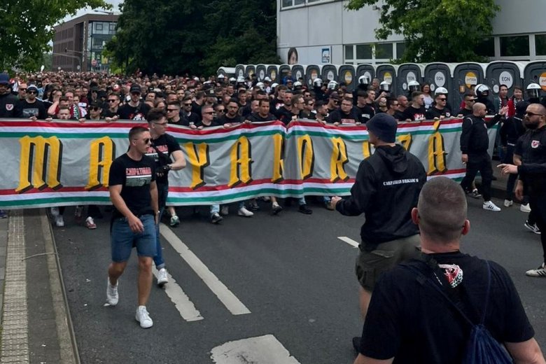 Többezer magyar szurkoló vonult Kölnben a Svájc elleni meccs helyszínére