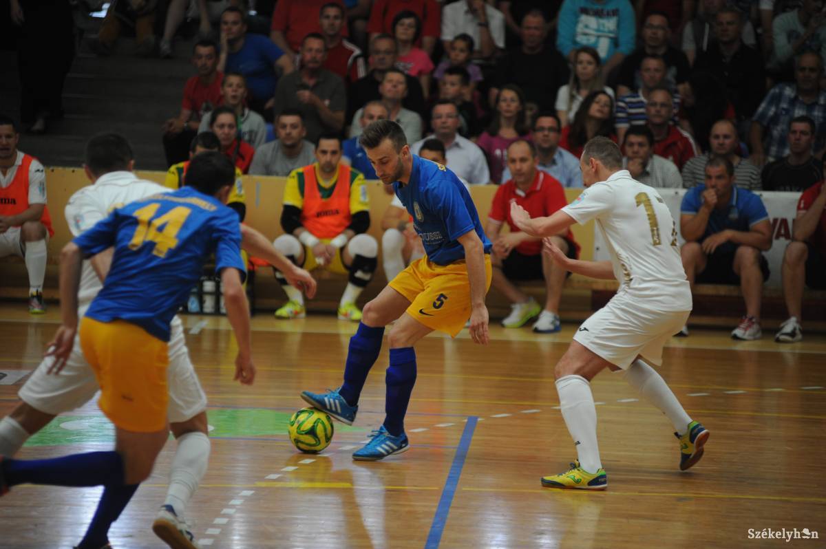 Futsalbajnokot avatnak a városi sportcsarnokban