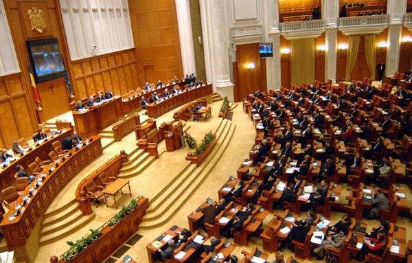 Politikai feszültséget gerjesztő törvénytervezetek szerepelnek a román parlament őszi ülésszakának napirendjén