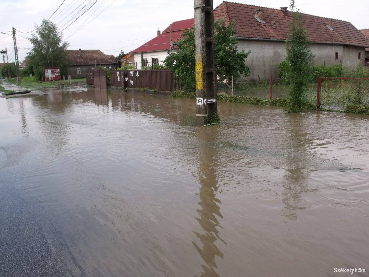 Víz alá került Csíkfalva község is