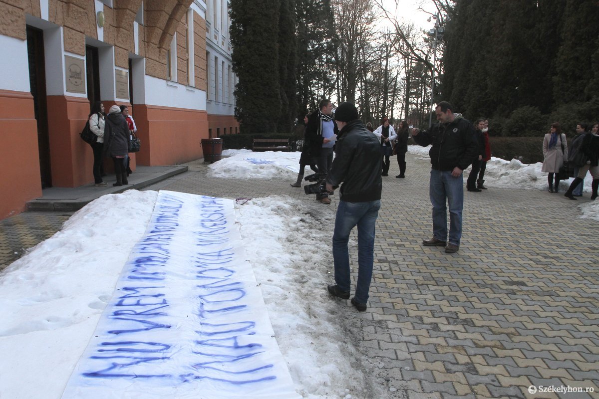 Elhatárolódik a magyar diákszervezet a román tüntetőktől