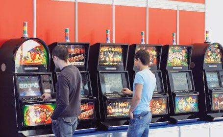 Lecsapnak a szerencsejáték-iparra: betiltják a játéktermeket a kistelepüléseken