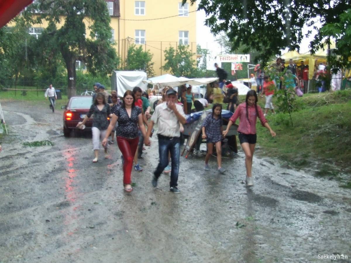 Szakadó eső szakította félbe a nagyernyeiek fesztiválját