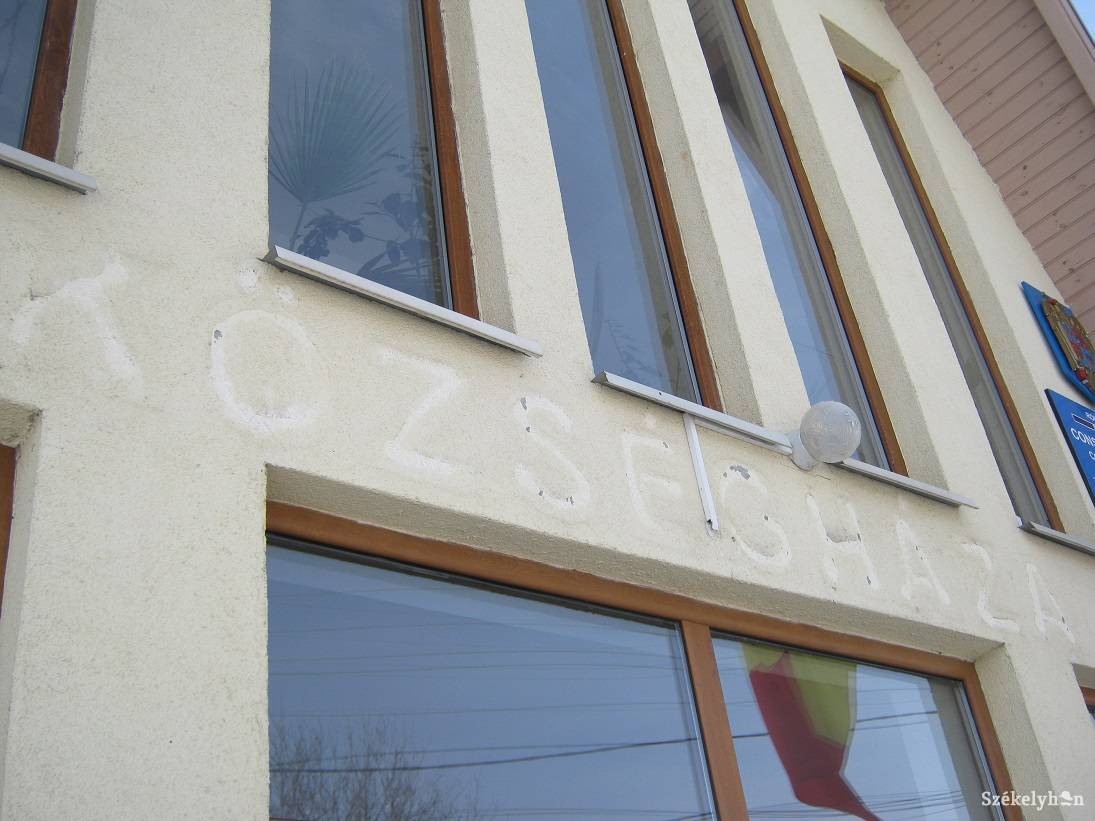 Lekerült a magyar felirat a csíkfalvi községházáról