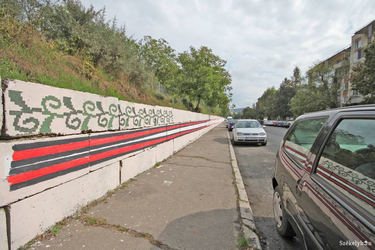 Szőttesmintát festettek az út melletti falra