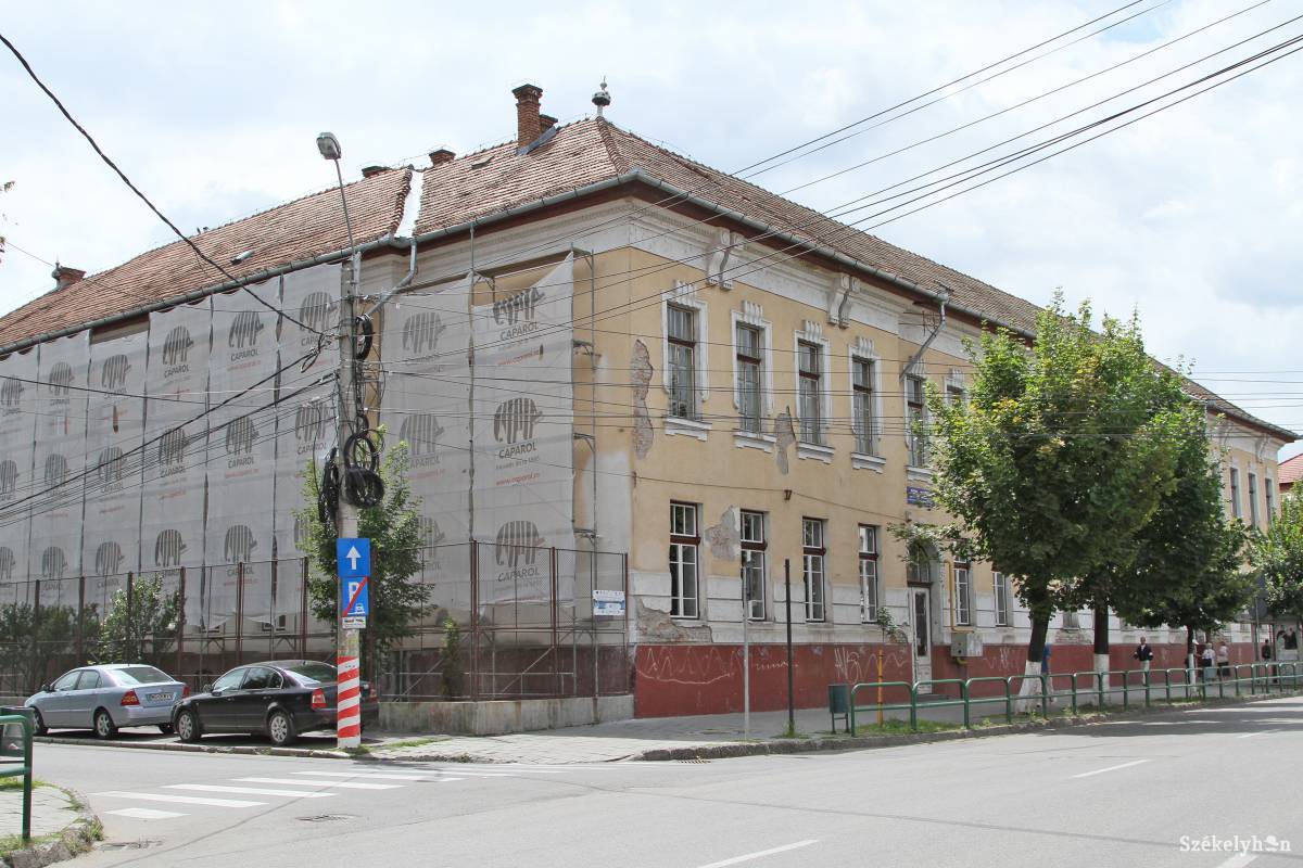 Tatarozzák a Bernády alapította iskolát