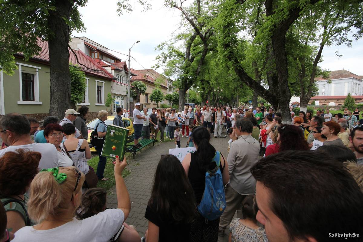 Több százan tiltakoztak a fakivágások ellen