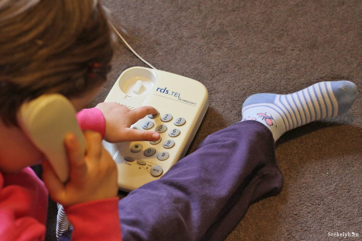 Állandó telefonos ügyelet a gyermekekért