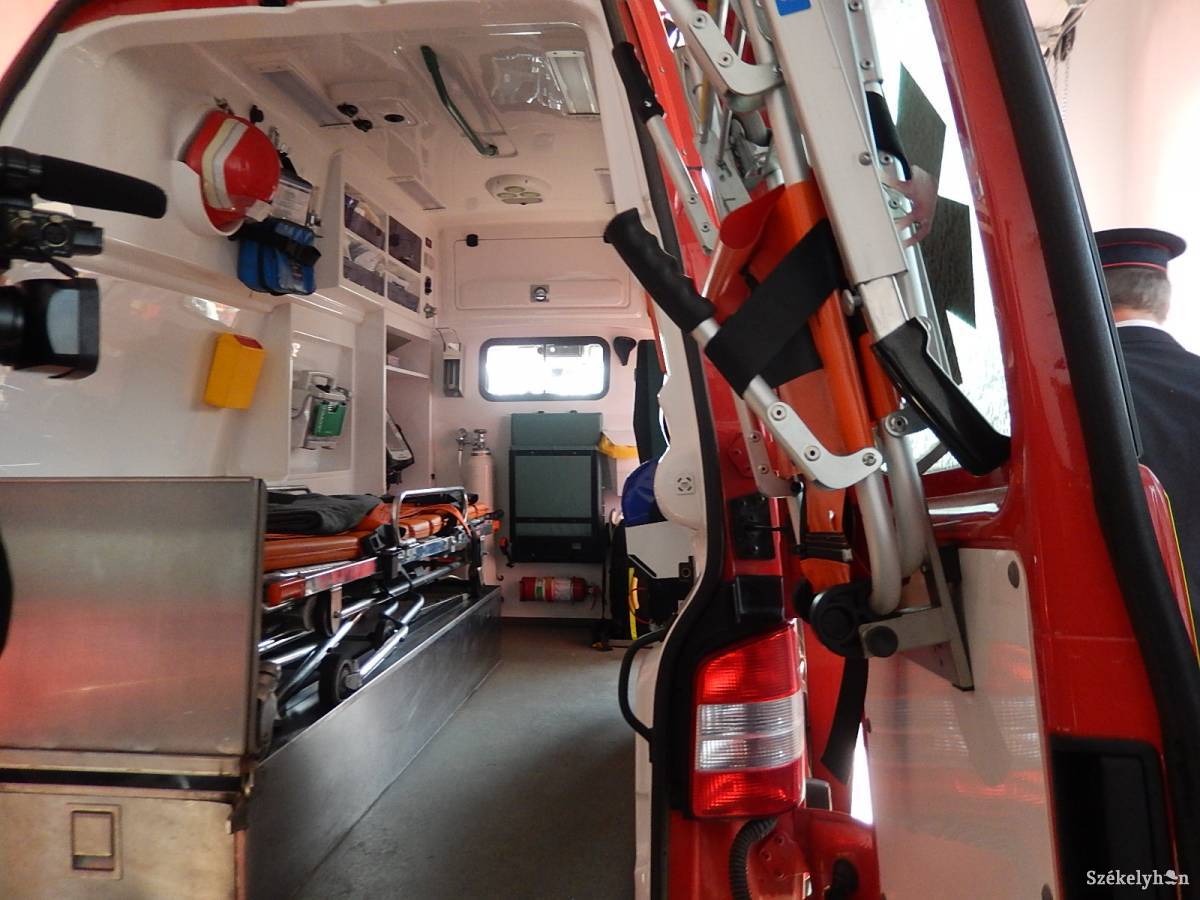 Hétfőn figyelmeztető sztrájk az egészségügyben – Nagyváradon a mentőautón írták meg a felmondást