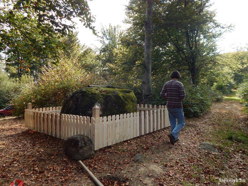 Új kerítés a Mosdókő körül