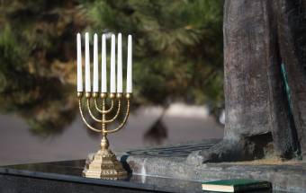 Közleményben foglalt állást a kormány az antiszemitizmus ellen a holokauszt áldozatainak emléknapján