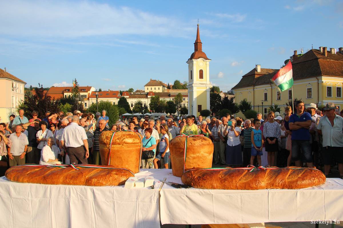 Száz kilónyi friss, szentelt kenyérrel készülnek augusztus 20-ára