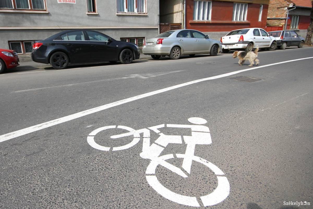 „Titokban” létesült kerékpársáv Marosvásárhelyen
