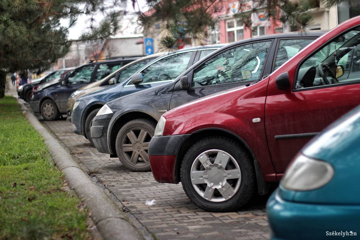Nehéz a parkolás az egészségügyi intézmények előtt, ezen változtatnának