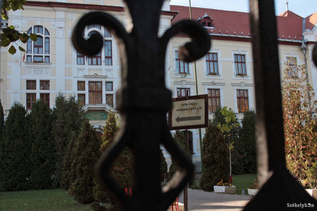 Kétértelmű véleményezést fogalmazott meg a bukaresti kormány a vásárhelyi iskola ügyében