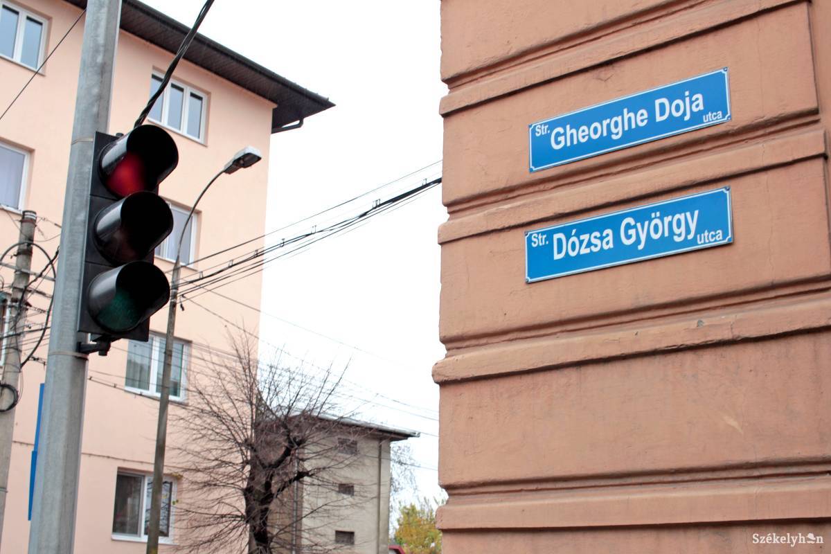 Panaszt nyújtott be a kétnyelvű utcanévtáblák ügyében a románok fóruma