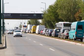 A forgalmi dugók ellen: új bejáratokat alakítanak ki autósok számára a nagyáruházhoz