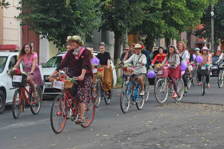 Arra biztatják a hölgyeket, hogy bátran pattanjanak kerékpárra