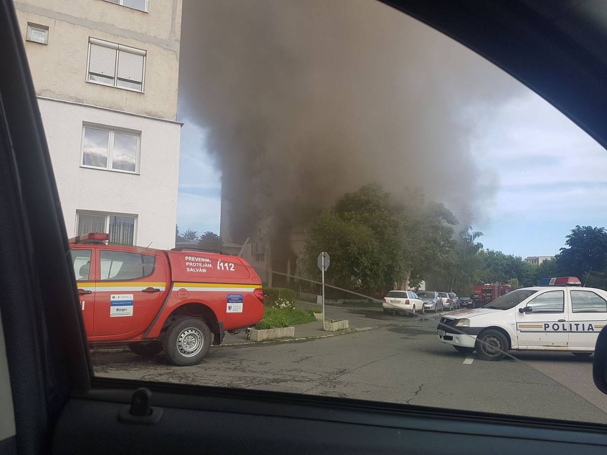 Kigyulladt egy vendéglő Marosvásárhelyen, kiürítettek egy tízemeletes tömbházat