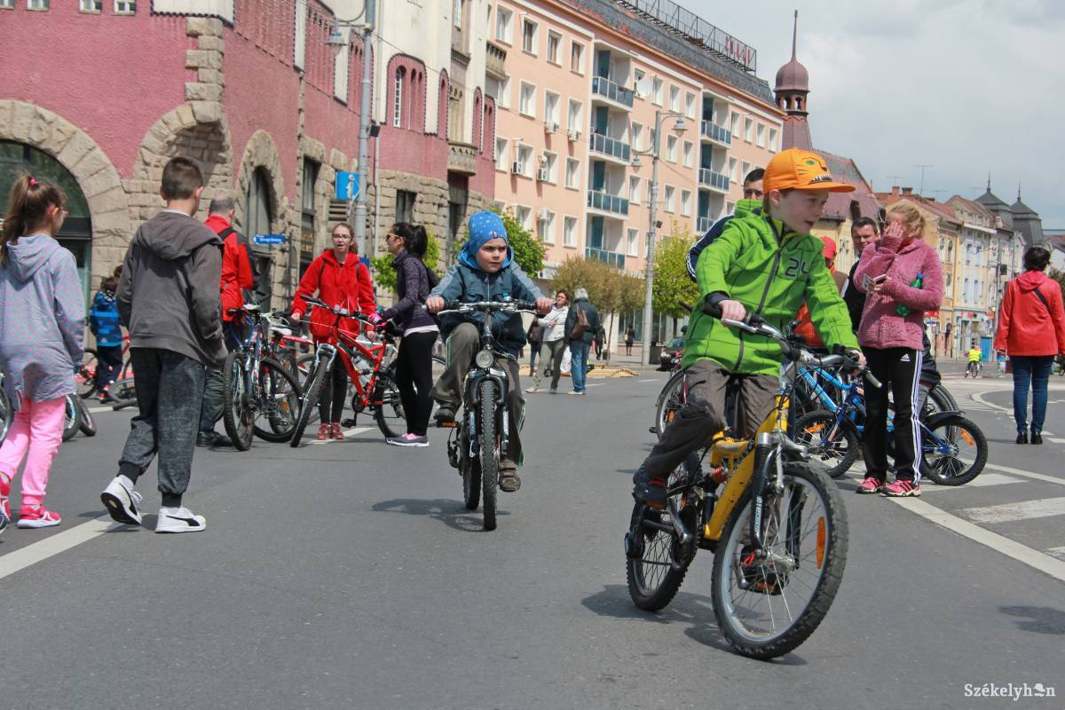 Szélben és napsütésben vonultak fel a biztonságos kerékpározásért Marosvásárhelyen