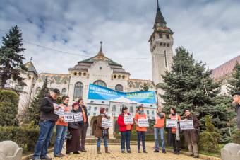 Elkezdődött a tüntetéssorozat a katolikus iskola ügyében Marosvásárhelyen