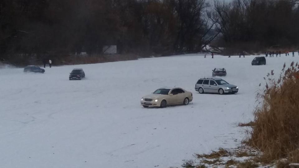 Autók a folyó jegén: veszélyes játékot űztek a sofőrök