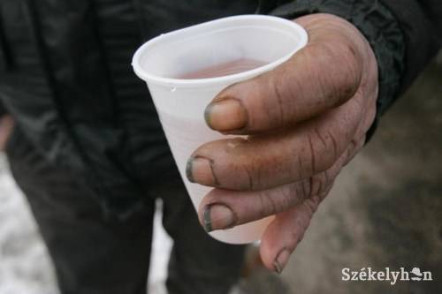 Szendvicset, teát és tűzifát küldött a rászorulóknak a polgármester