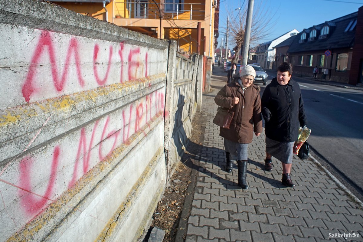 „Észrevétlen” magyargyalázás Marosvásárhelyen – a hatóságoknak nem szúrt szemet a forgalmas helyen díszelgő trágár felirat