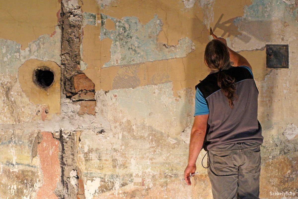 Kétszáz éves freskókat restaurálnak a Teleki Tékában