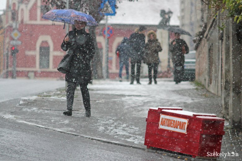 Erős szélre figyelmeztetnek a meteorológusok több erdélyi megyében, helyenként havazni is fog