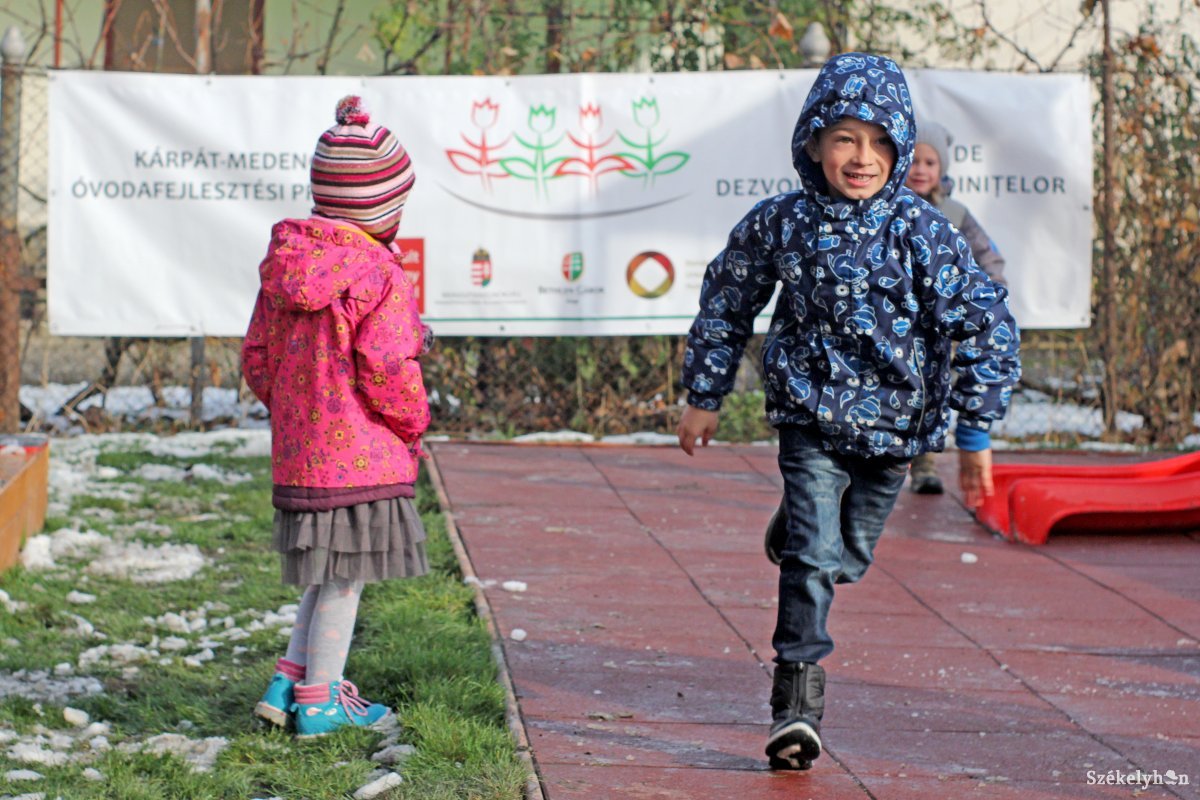 Még több mint kétszáz, ehhez hasonló játszóteret építenek Erdélyben magyarországi támogatásból