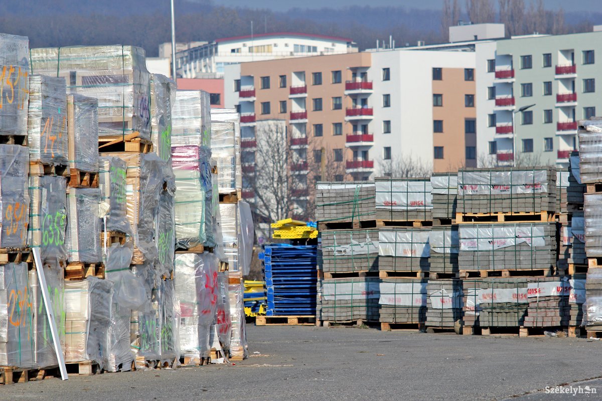 Az építőanyagok árának ötven százalékos csökkenésére számít a kormány