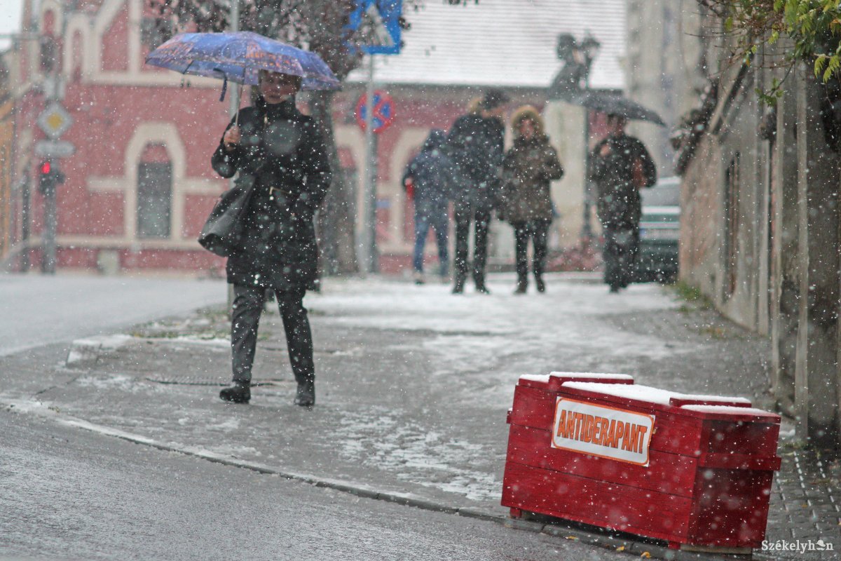 Erős szélre figyelmeztetnek a meteorológusok több erdélyi megyében, helyenként havazni is fog