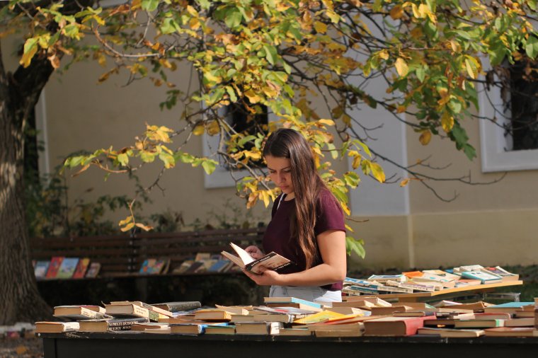 Könyvturkáló Marosvásárhelyen: hagyományt teremtenek a szabad polc népszerűsítéséből