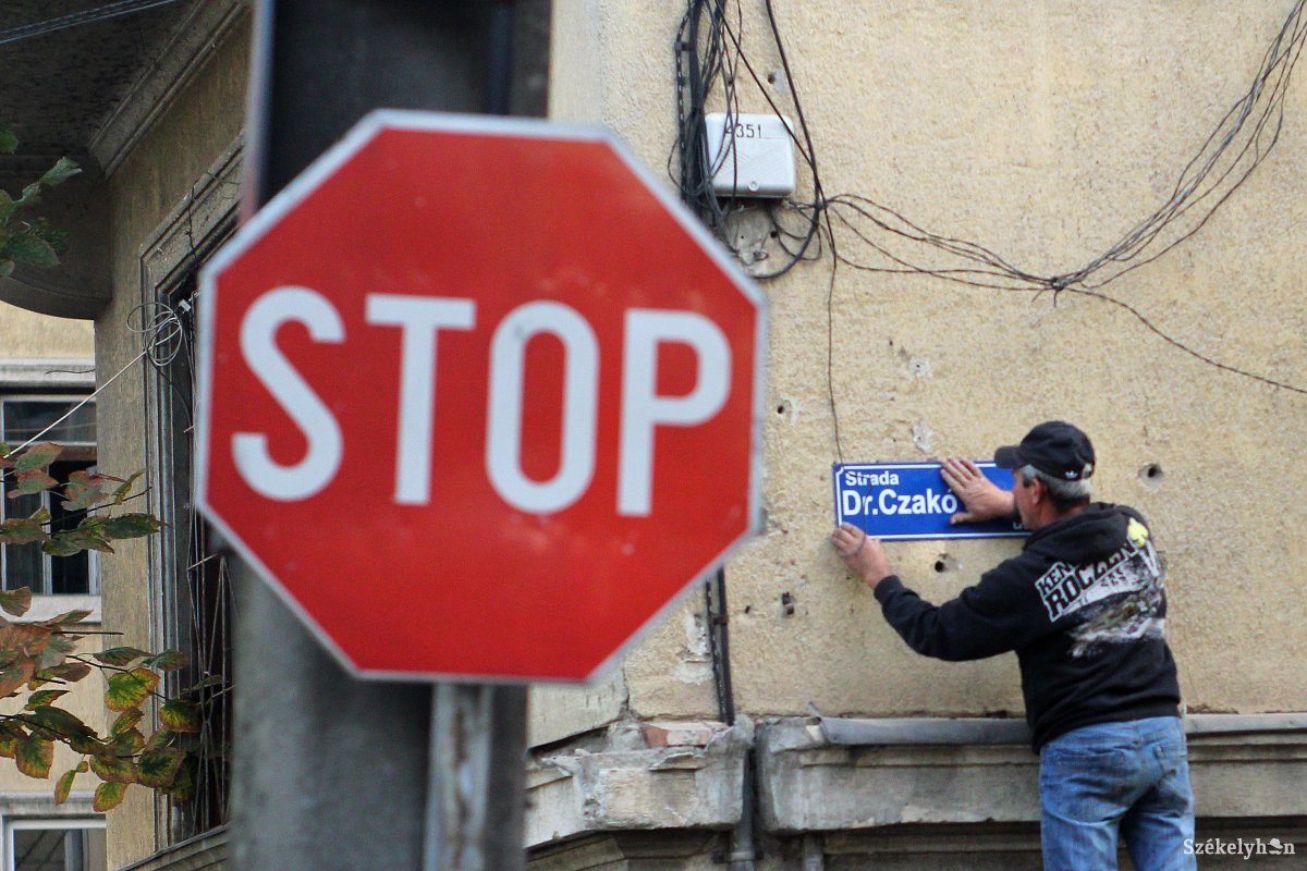 Számonkérik Marosvásárhely polgármesterén a kétnyelvű utcanévtáblákat