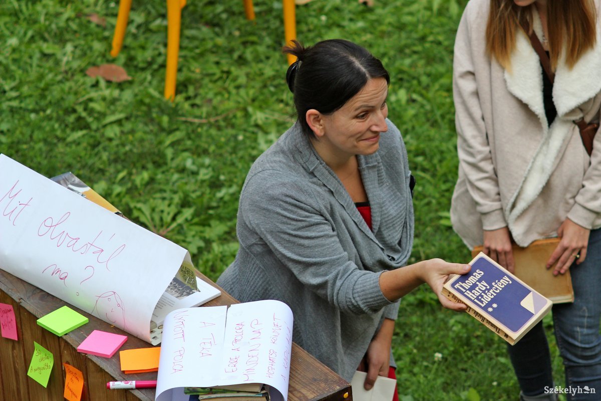 Könyvturkáló Marosvásárhelyen: hagyományt teremtenek a szabad polc népszerűsítéséből