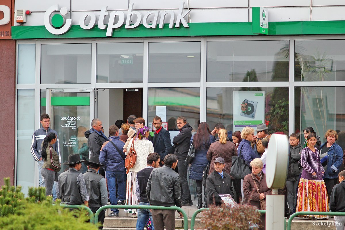Kígyózó sorok, zsúfoltság, akár több órás várakozás az OTP Bankoknál