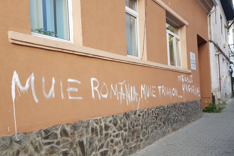 Eljárást indított a rendőrség a Romániát gyalázó felirat miatt