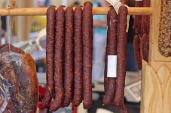 Továbbra is nehéz felkerülni a multik polcaira: importtermékeket vásárolunk, miközben a romániai húsipar masszívan exportál