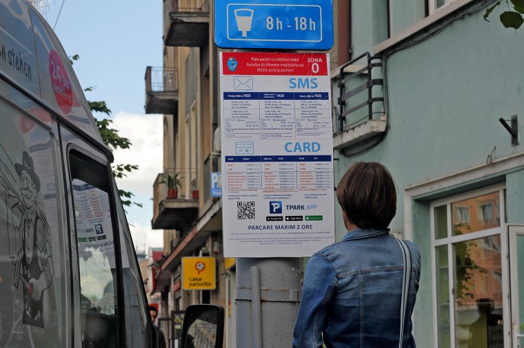 Fizetéses parkolás: másfél éves szünet után döcögősen indult az első nap Marosvásárhelyen
