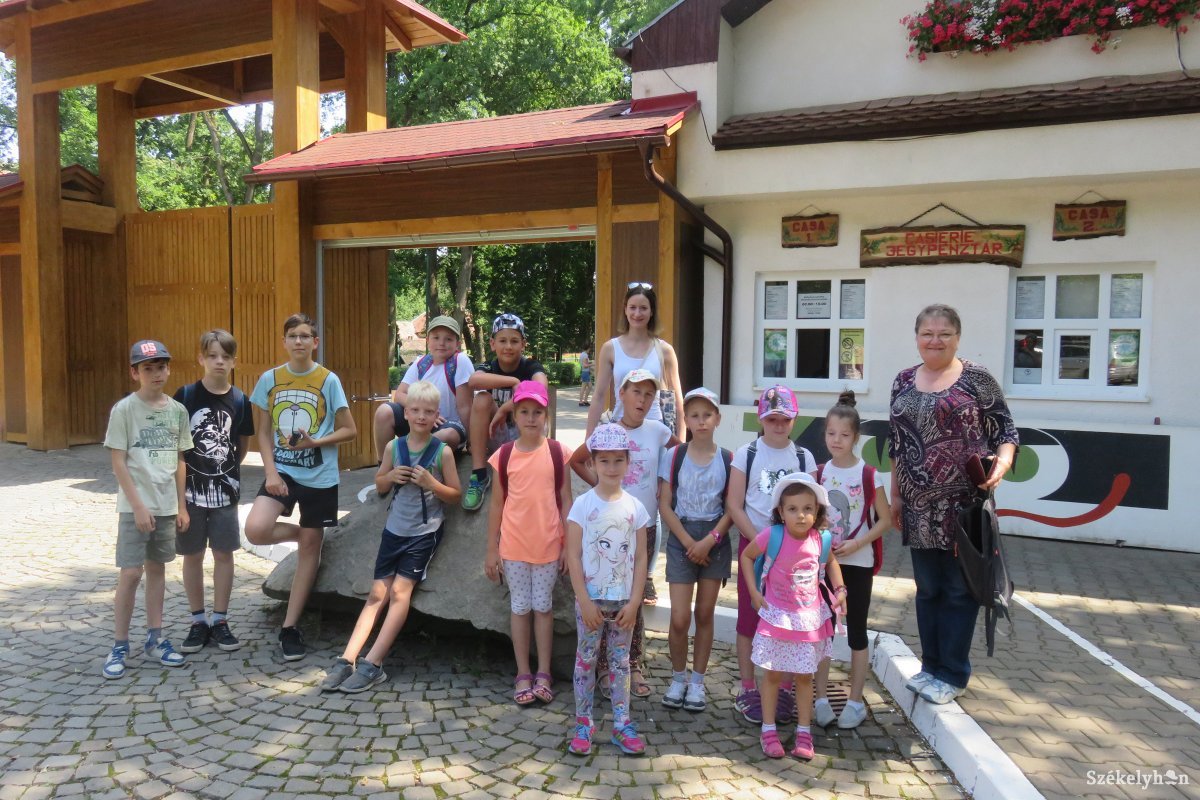 Aki önként, ingyen és szeretetből tanítja románul a magyar gyerekeket