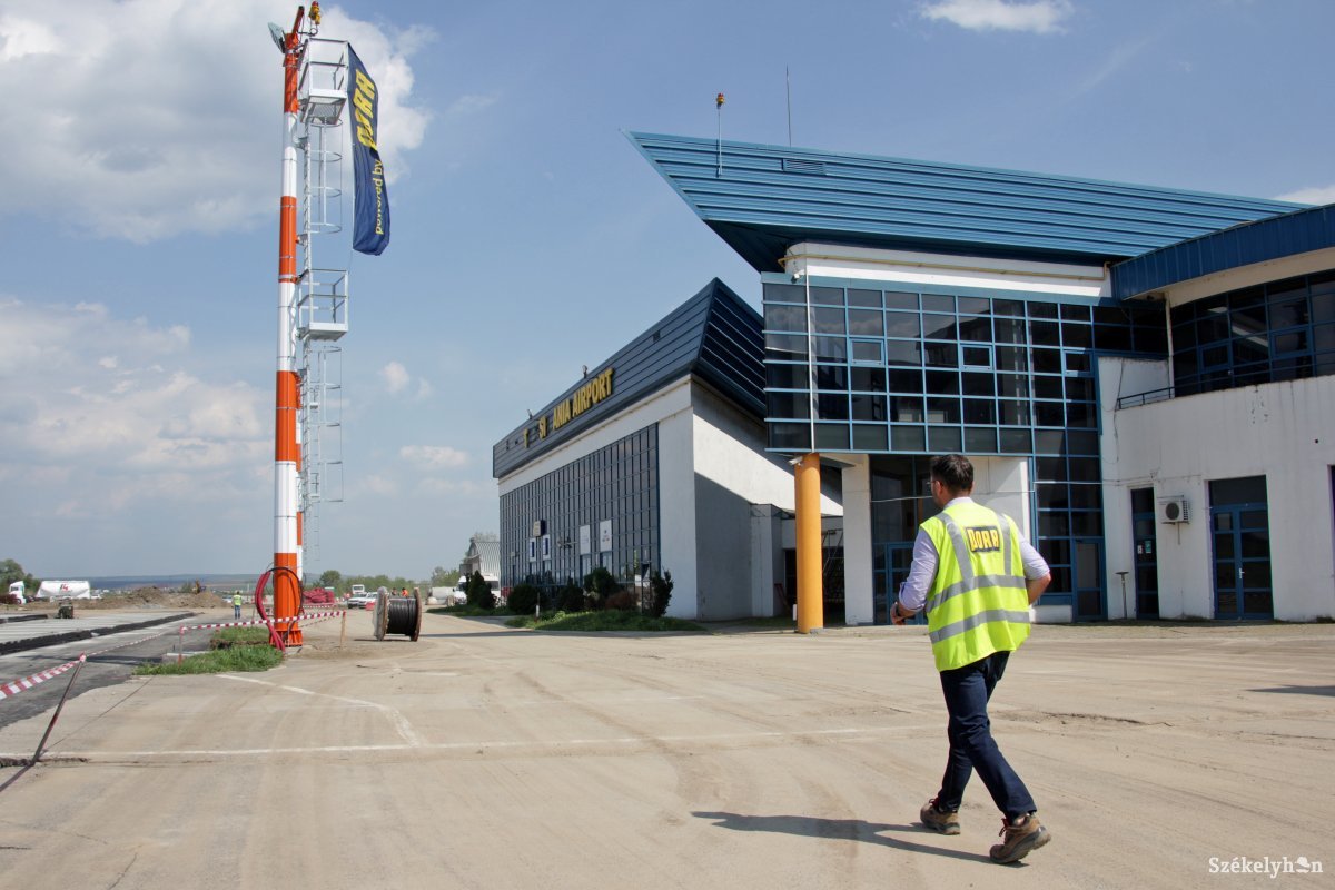 A levegőben dőlt el: leszállt az első gép a felújított marosvásárhelyi repülőtéren