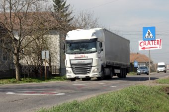 Korlátozzák a nappali nagysúlyú teherforgalmat Arad megyében a kánikula miatt