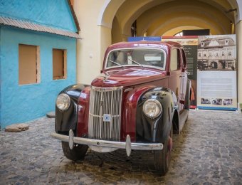 Egy öreg Ford a Marosvásárhelyi Néprajzi Múzeum udvarán – de miért van ott?
