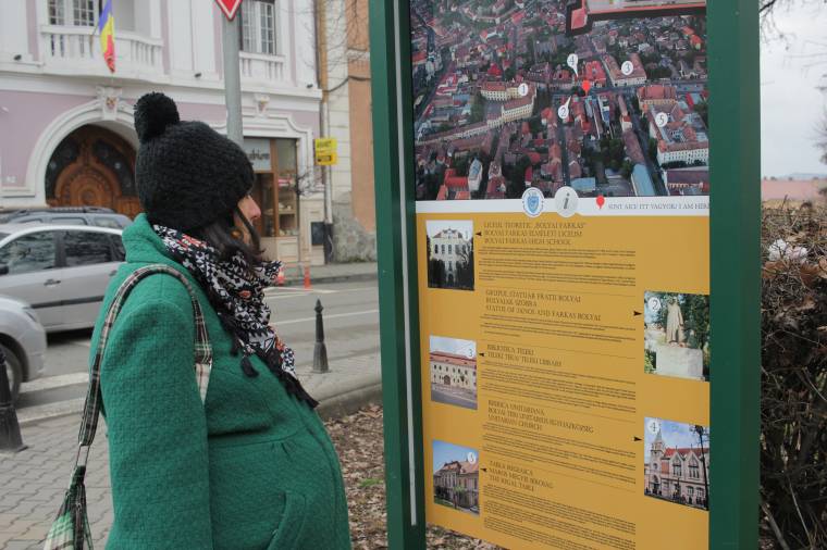 Turistacsalogató a Bolyai „testvérekkel” – Hibáktól hemzsegnek a Vásárhelyen kihelyezett tájékoztató táblák