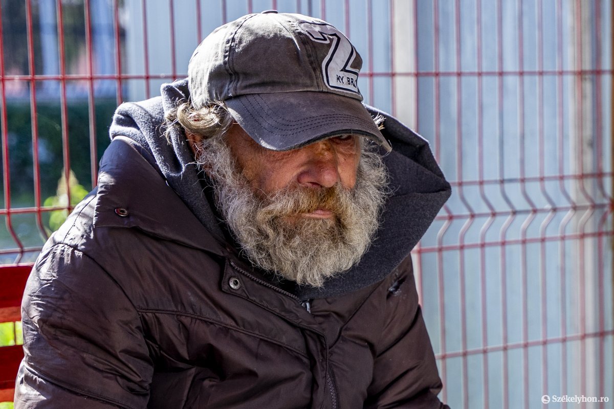 Hajléktalanszálló: a családosok az utcára kerülnek, az utcán élők melegedhetnek?