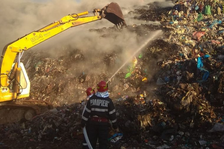 Lángoltak a hulladékhalmok a segesvári szeméttelepen