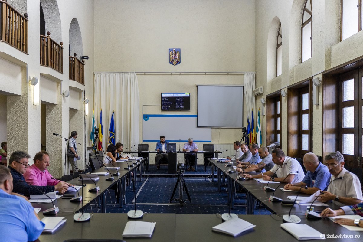 Nem megy el irdatlan mennyiségű pénz protokollra: megszavazta az RMDSZ a költségvetés-kiigazítást Marosvásárhelyen